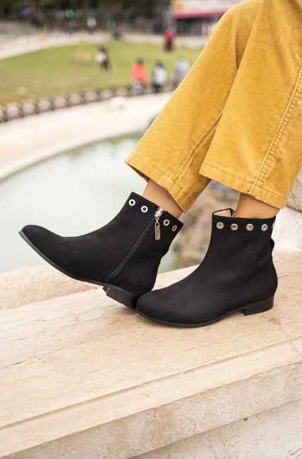 bottines noir végan avec détails œillets argentés sur le haut, talon de 2,5 cm, zip intérieur