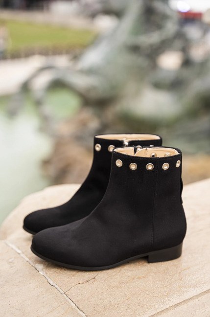 bottines noir végan avec détails œillets argentés sur le haut, talon de 2,5 cm, zip intérieur
