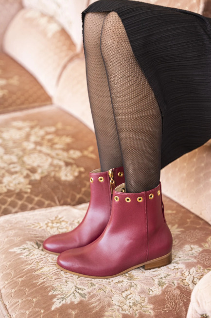 Bottines bordeaux végan avec détails œillets argentés, talon de 2,5 cm et zip intérieur