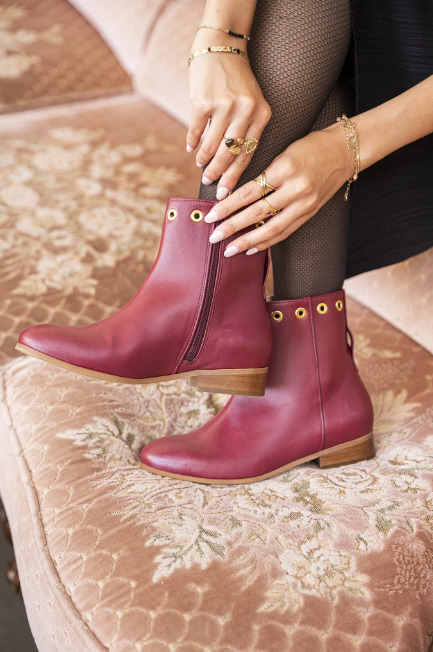 Bottines bordeaux végan avec détails œillets argentés, talon de 2,5 cm et zip intérieur