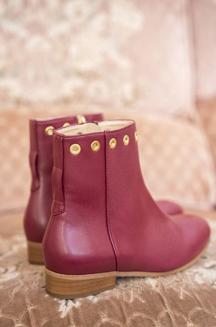 Bottines bordeaux végan avec détails œillets argentés, talon de 2,5 cm et zip intérieur