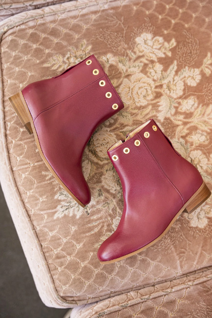 Bottines bordeaux végan avec détails œillets argentés, talon de 2,5 cm et zip intérieur
