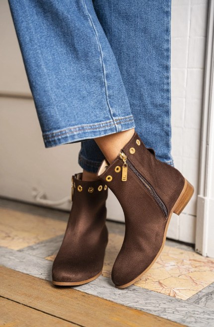 bottines chocolat végan avec détails œillets argentées, zip intérieur et talon de 2,5 cm