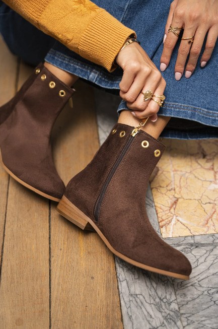 bottines chocolat végan avec détails œillets argentées, zip intérieur et talon de 2,5 cm