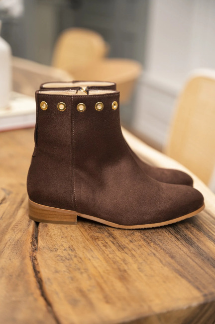 bottines chocolat végan avec détails œillets argentées, zip intérieur et talon de 2,5 cm