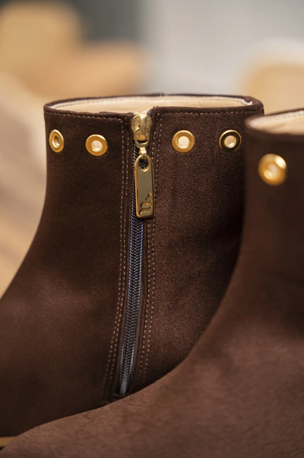 bottines chocolat végan avec détails œillets argentées, zip intérieur et talon de 2,5 cm