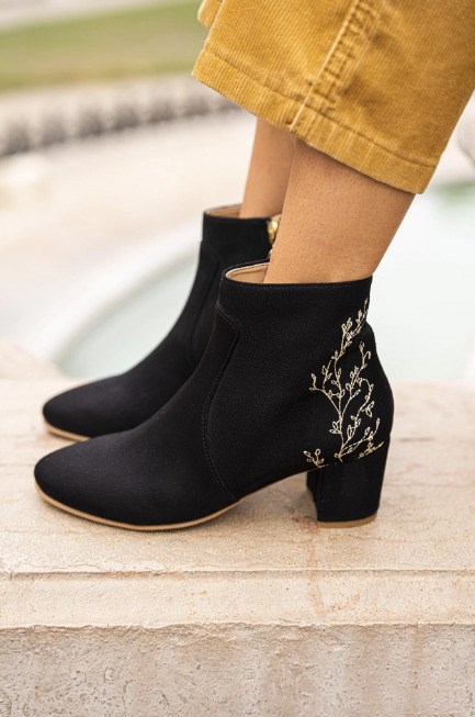 bottines noir végan avec détail floral à l'arrière, zip intérieur et talon de 5,5 cm