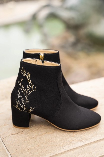bottines noir végan avec détail floral à l'arrière, zip intérieur et talon de 5,5 cm