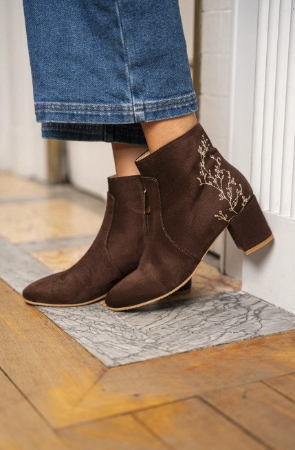 bottines chocolat végan avec des détails floraux sur l'arrière, zip intérieur et talon de 5,5 cm