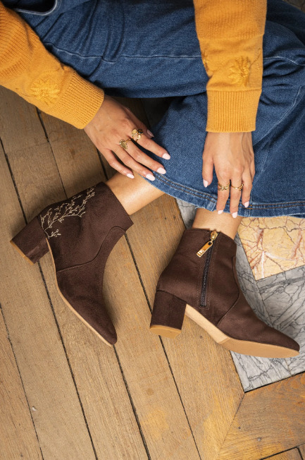bottines chocolat végan avec des détails floraux sur l'arrière, zip intérieur et talon de 5,5 cm