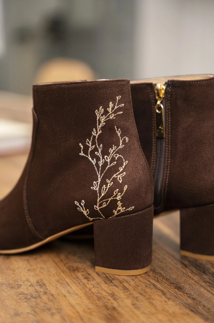 bottines chocolat végan avec des détails floraux sur l'arrière, zip intérieur et talon de 5,5 cm