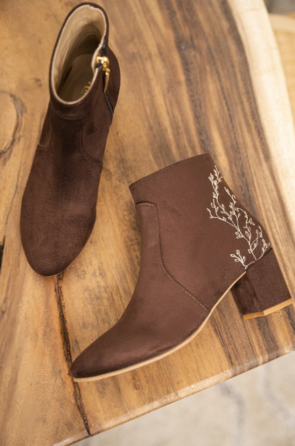 bottines chocolat végan avec des détails floraux sur l'arrière, zip intérieur et talon de 5,5 cm
