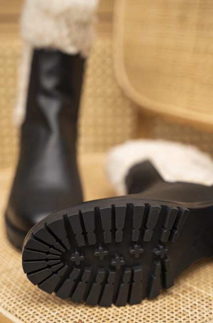 bottines noires vegan avec de la fausse fourrure blanche, semelles crantées et talon de 6.5 cm