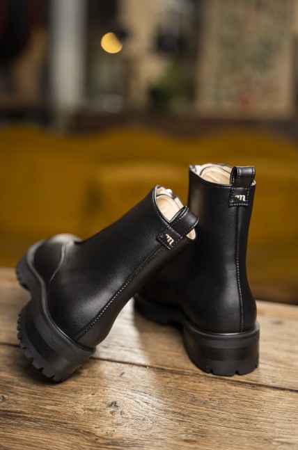 bottines noires végan avec zip argenté au milieu, talon de 3,5 cm, inspirations motards