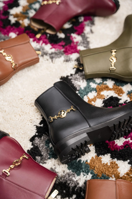 bottines kaki végan avec chaine doré sur le coté, talon de 2,5 cm, zip intérieur