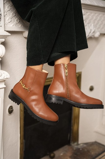 bottines camel vegan avec une chaine doré sur le coté et un talon de 3,5 cm, zip intérieur