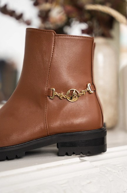 bottines camel vegan avec une chaine doré sur le coté et un talon de 3,5 cm, zip intérieur