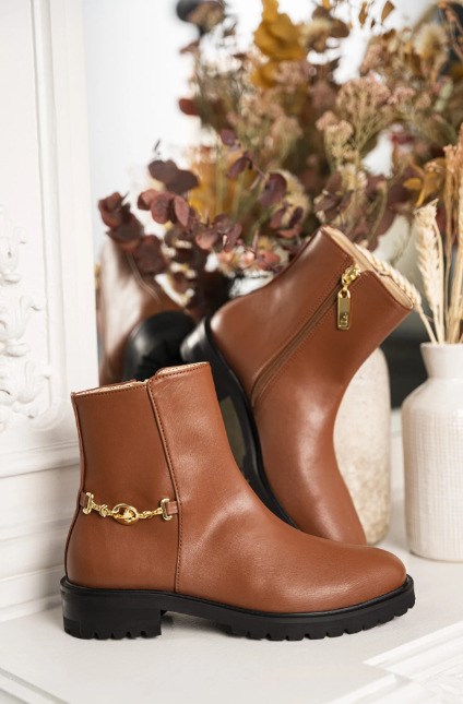 bottines camel vegan avec une chaine doré sur le coté et un talon de 3,5 cm, zip intérieur