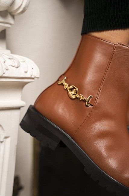 bottines camel vegan avec une chaine doré sur le coté et un talon de 3,5 cm, zip intérieur