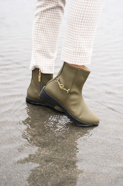 bottines kaki végan avec chaine doré sur le coté, talon de 2,5 cm, zip intérieur