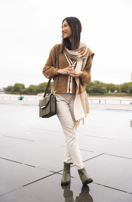 bottines kaki végan avec chaine doré sur le coté, talon de 2,5 cm, zip intérieur