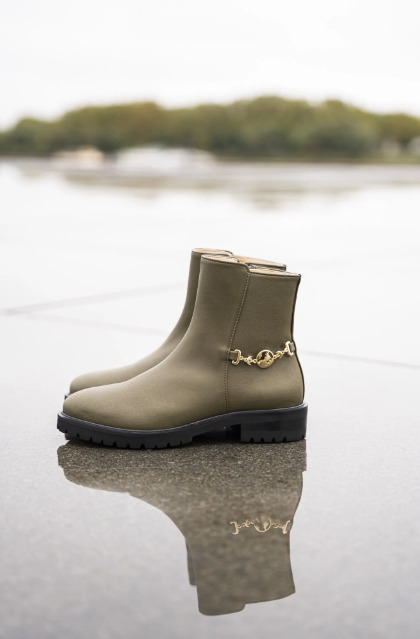 bottines kaki végan avec chaine doré sur le coté, talon de 2,5 cm, zip intérieur
