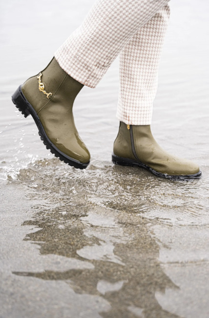 bottines kaki végan avec chaine doré sur le coté, talon de 2,5 cm, zip intérieur