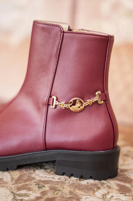 bottines bordeaux végan avec chaine doré sur le coté, talon de 2,5 cm, zip intérieur