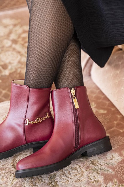 bottines bordeaux végan avec chaine doré sur le coté, talon de 2,5 cm, zip intérieur