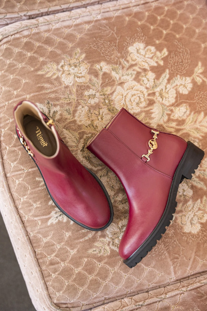 bottines bordeaux végan avec chaine doré sur le coté, talon de 2,5 cm, zip intérieur