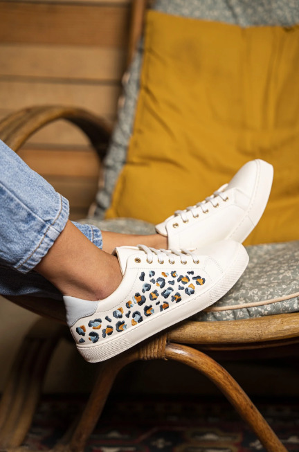 Baskets blanches végan avec motif léopard et lacets blanc ou beige