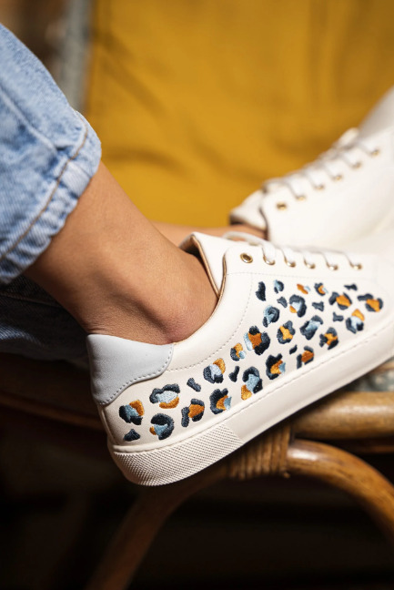 Baskets blanches végan avec motif léopard et lacets blanc ou beige