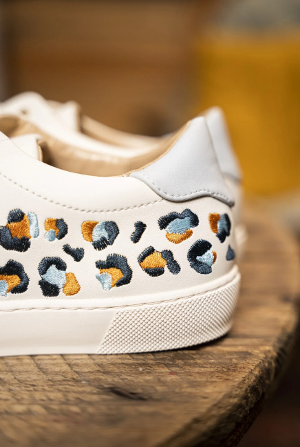 Baskets blanches végan avec motif léopard et lacets blanc ou beige