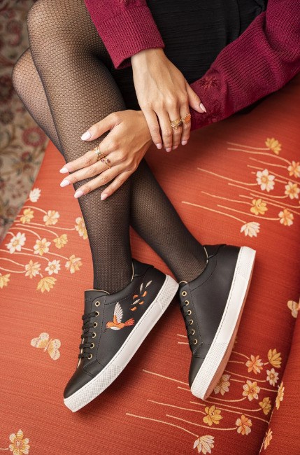 baskets noires vegan avec motif d'un colibri sur le coté, lacets noir ou noir et doré