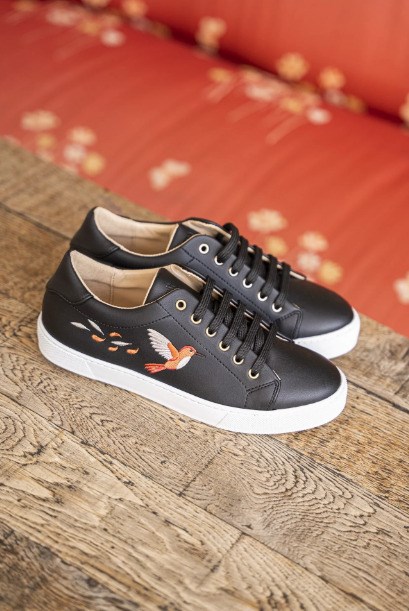 baskets noires vegan avec motif d'un colibri sur le coté, lacets noir ou noir et doré