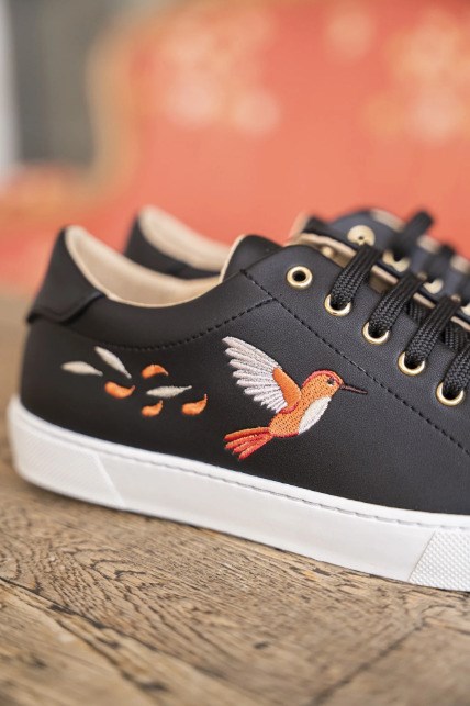 baskets noires vegan avec motif d'un colibri sur le coté, lacets noir ou noir et doré