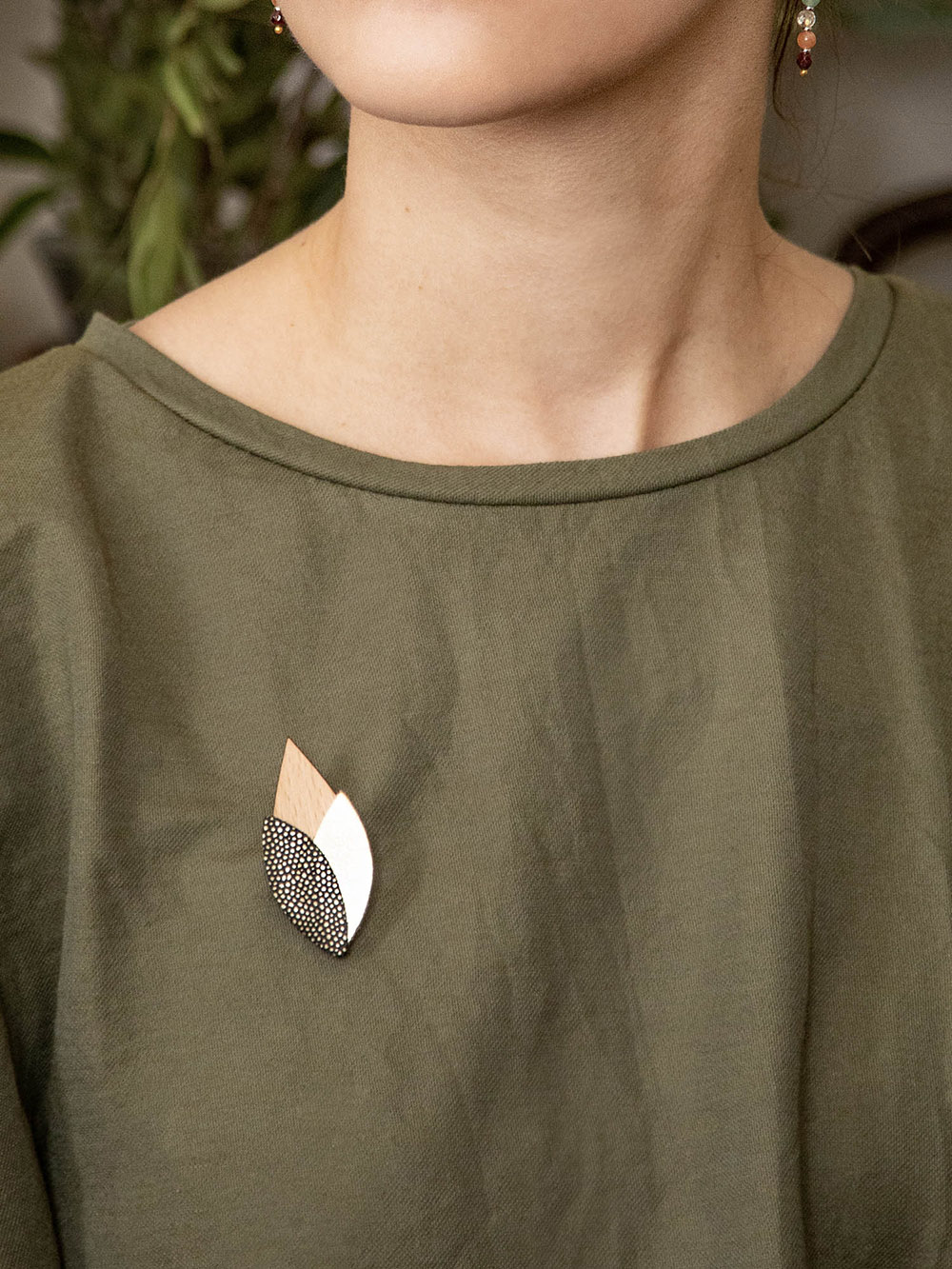 Broche en bois TULIPE Olive 3