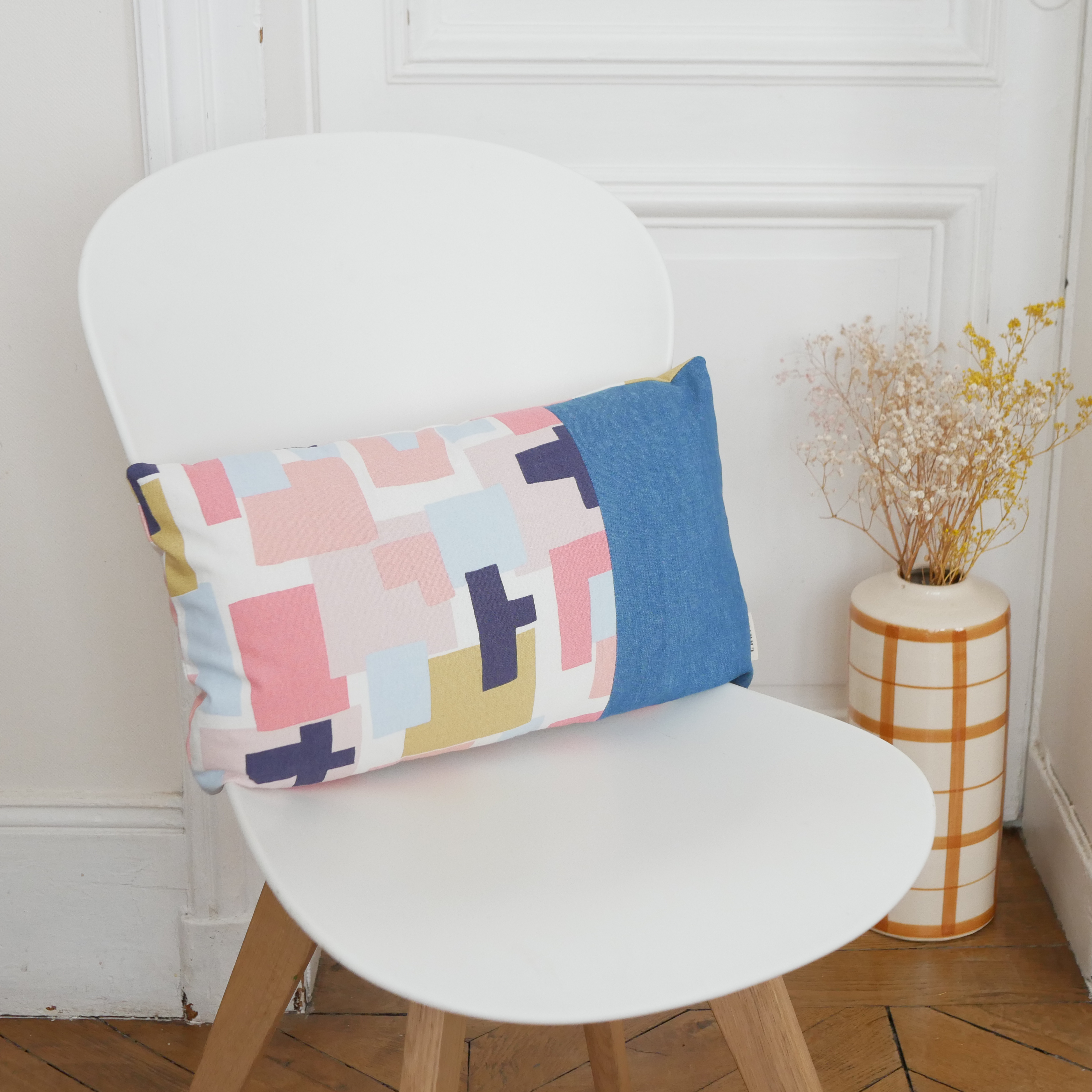 Coussin décoratif motifs graphiques et denim confectionné en France par Ekrin