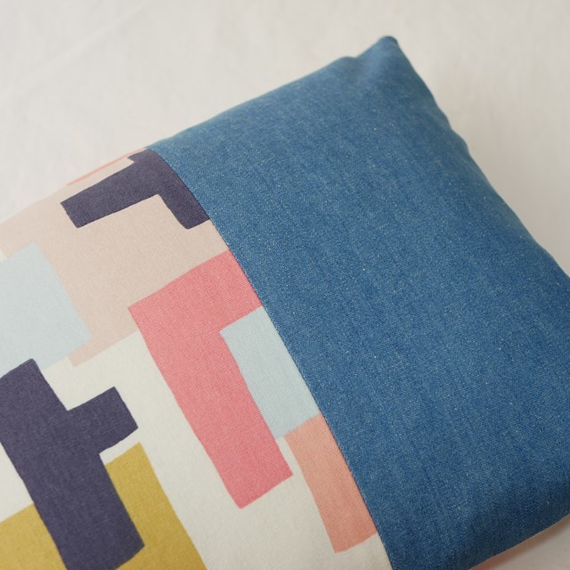 Coussin décoratif motifs graphiques et denim Ekrin