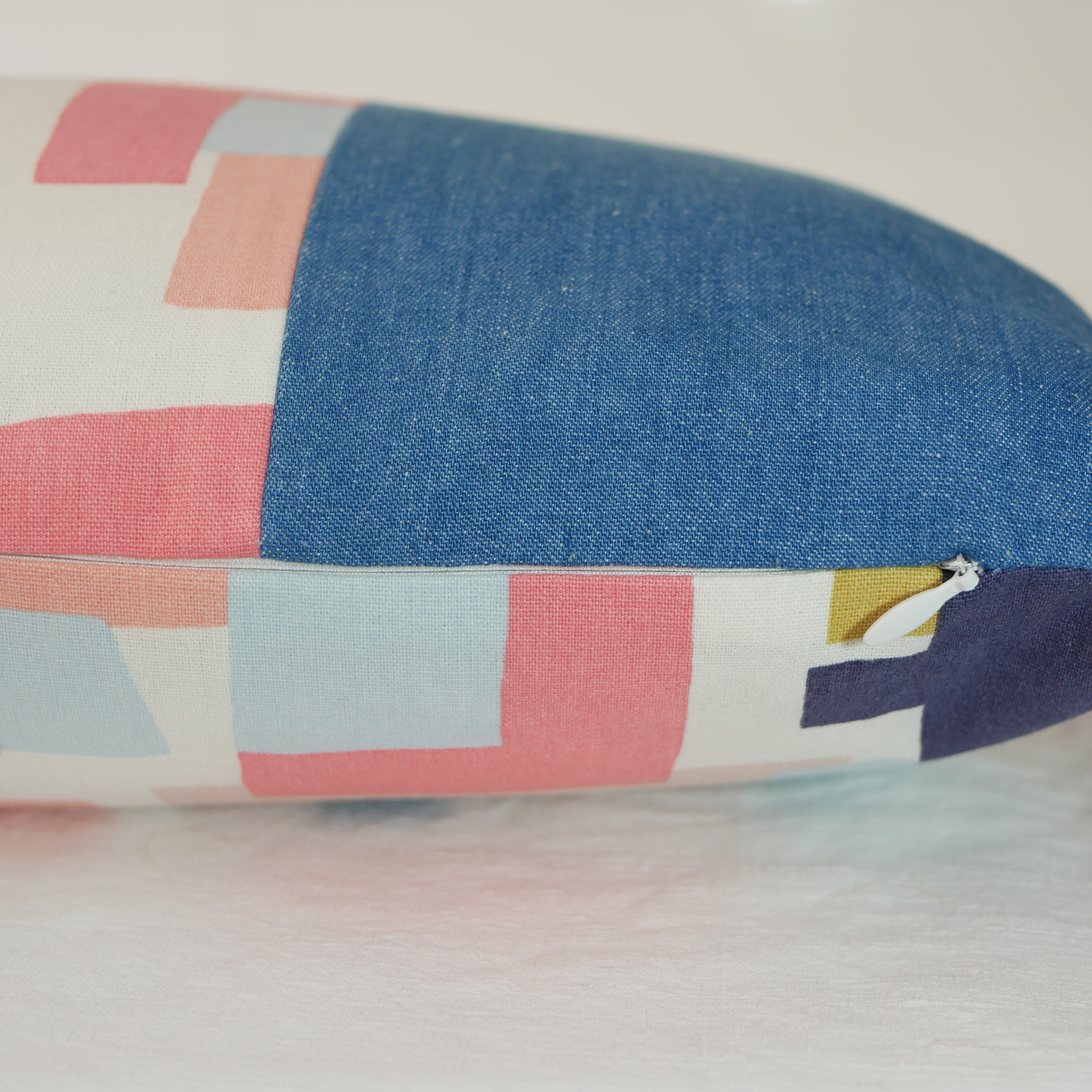 Coussin décoratif avec fermeture éclair invisible