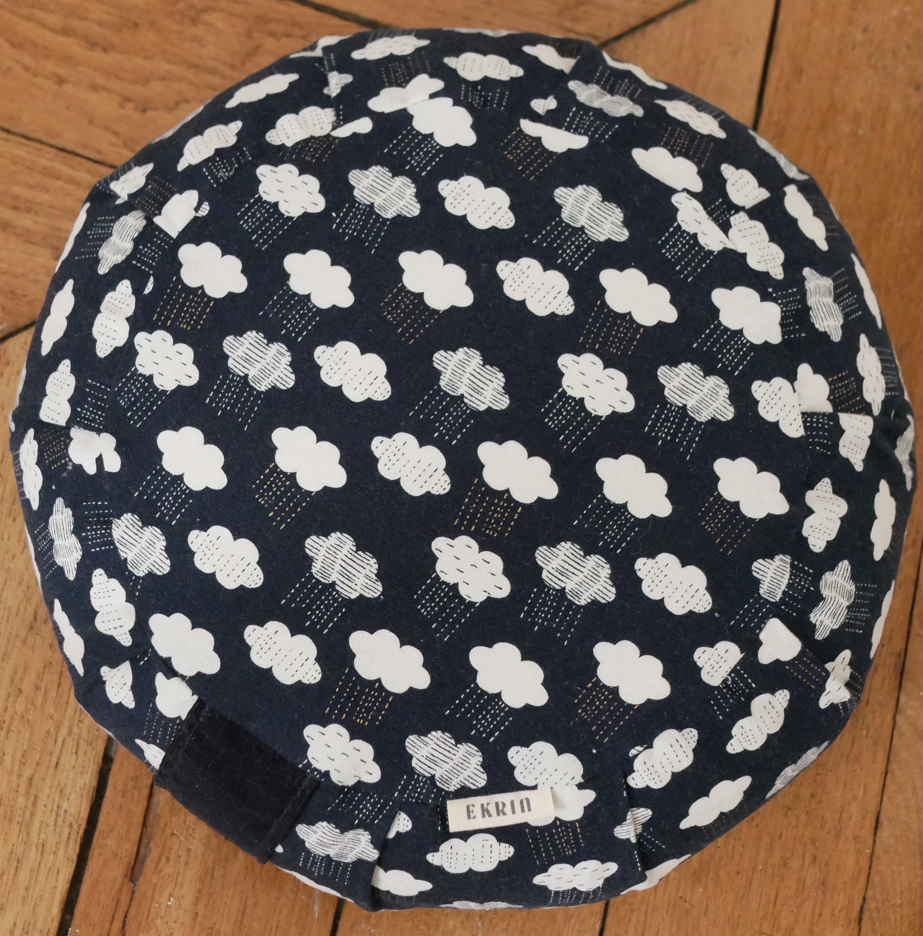 Mini zafu coussin de méditation enfant motifs nuages bleu marine avec housse et poignée velours