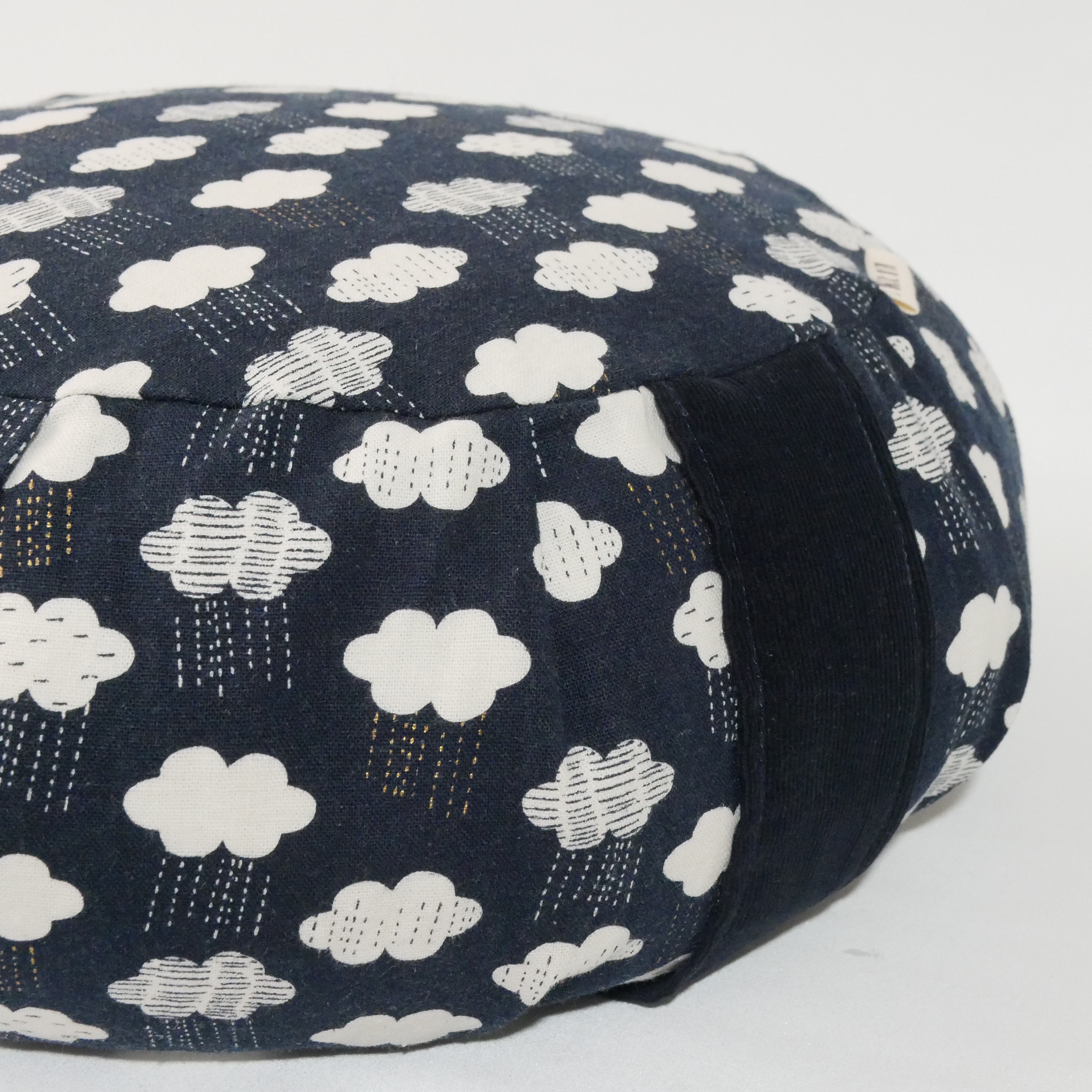 Mini zafu coussin de méditation enfant motifs nuages bleu marine