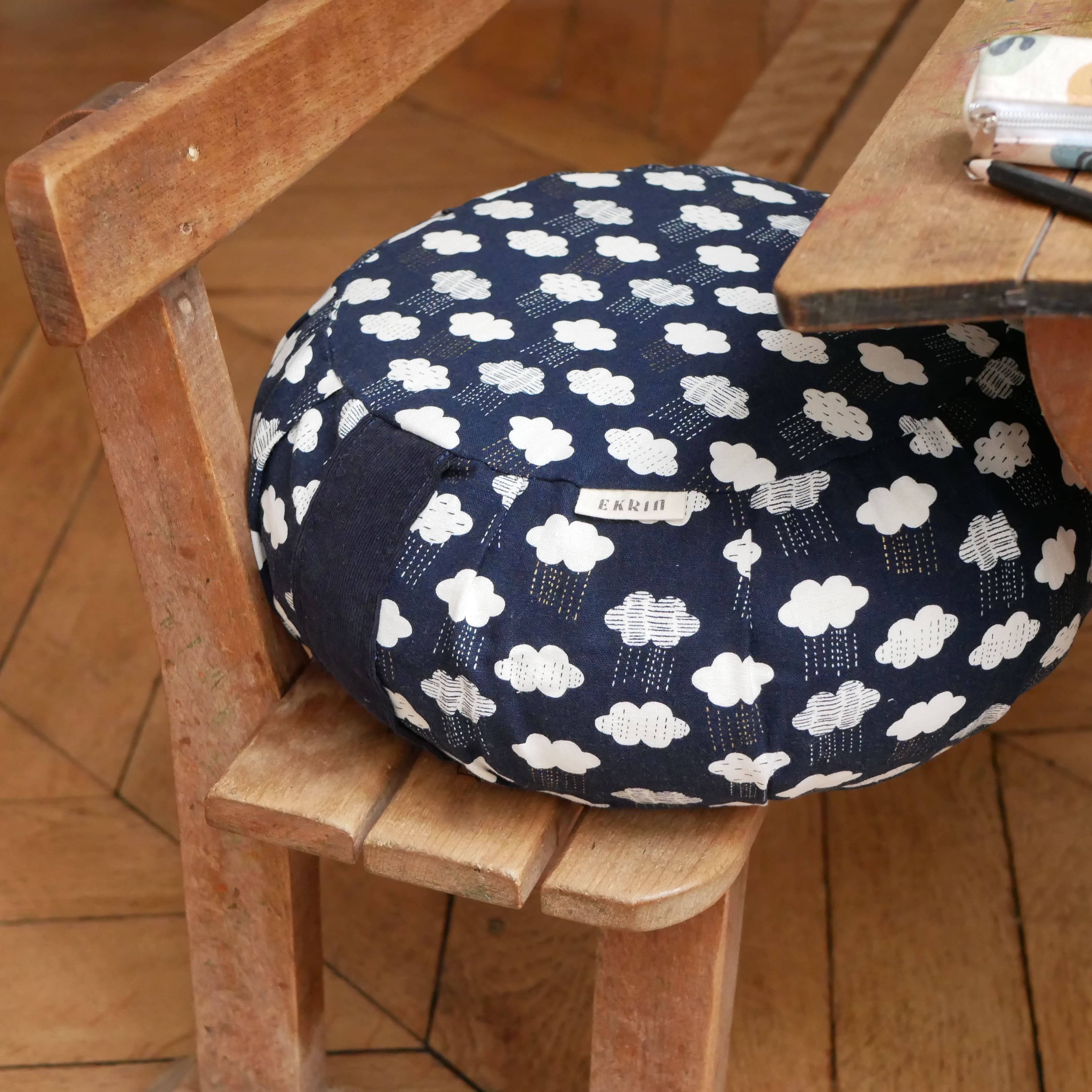 Mini zafu coussin de méditation enfant motifs nuages confectionné en France par Ekrin
