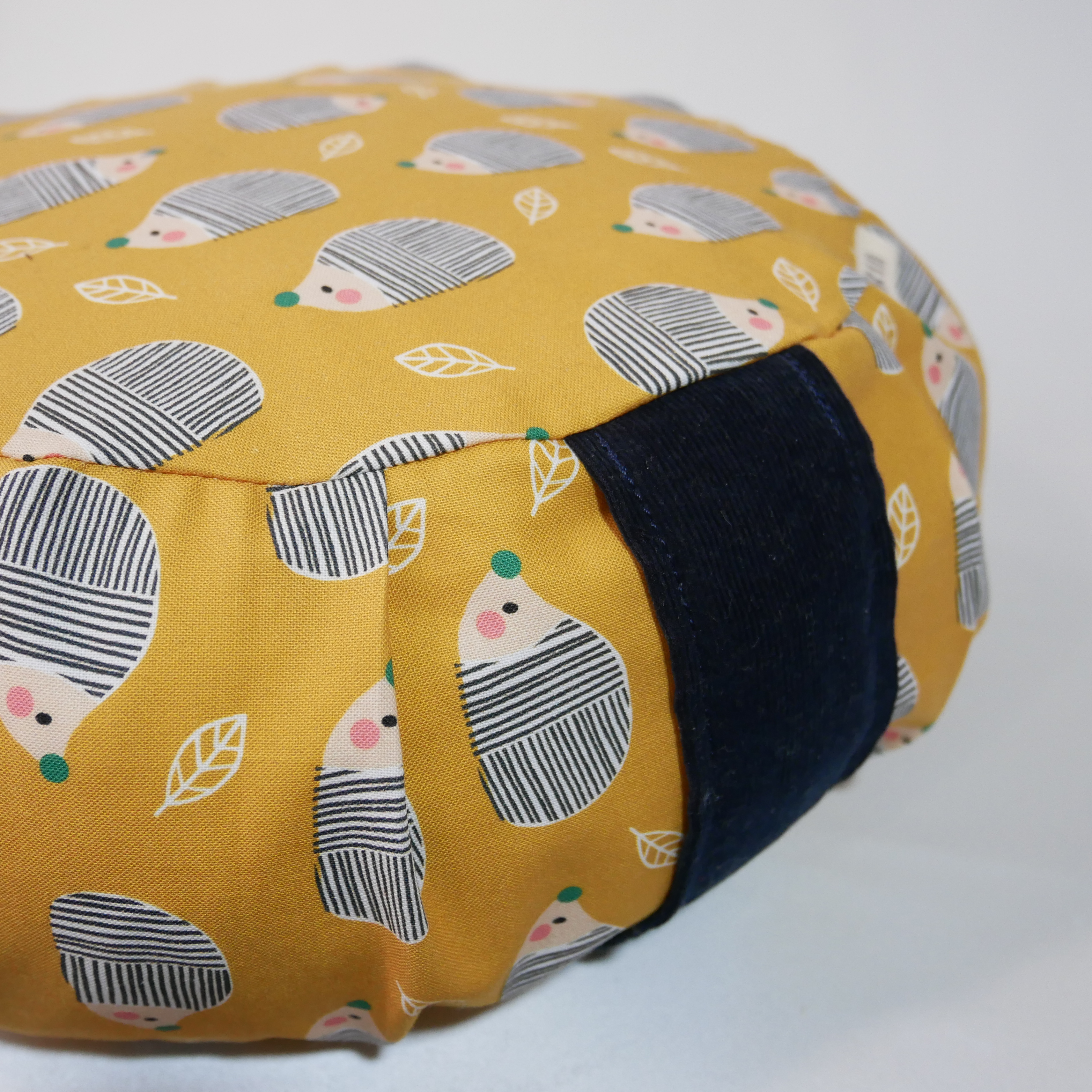 Mini zafu coussin de méditation enfant motifs hérisson poignée velours marine