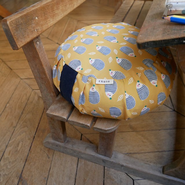Mini zafu coussin de méditation enfant motifs hérissons poignée velours confectionné en France