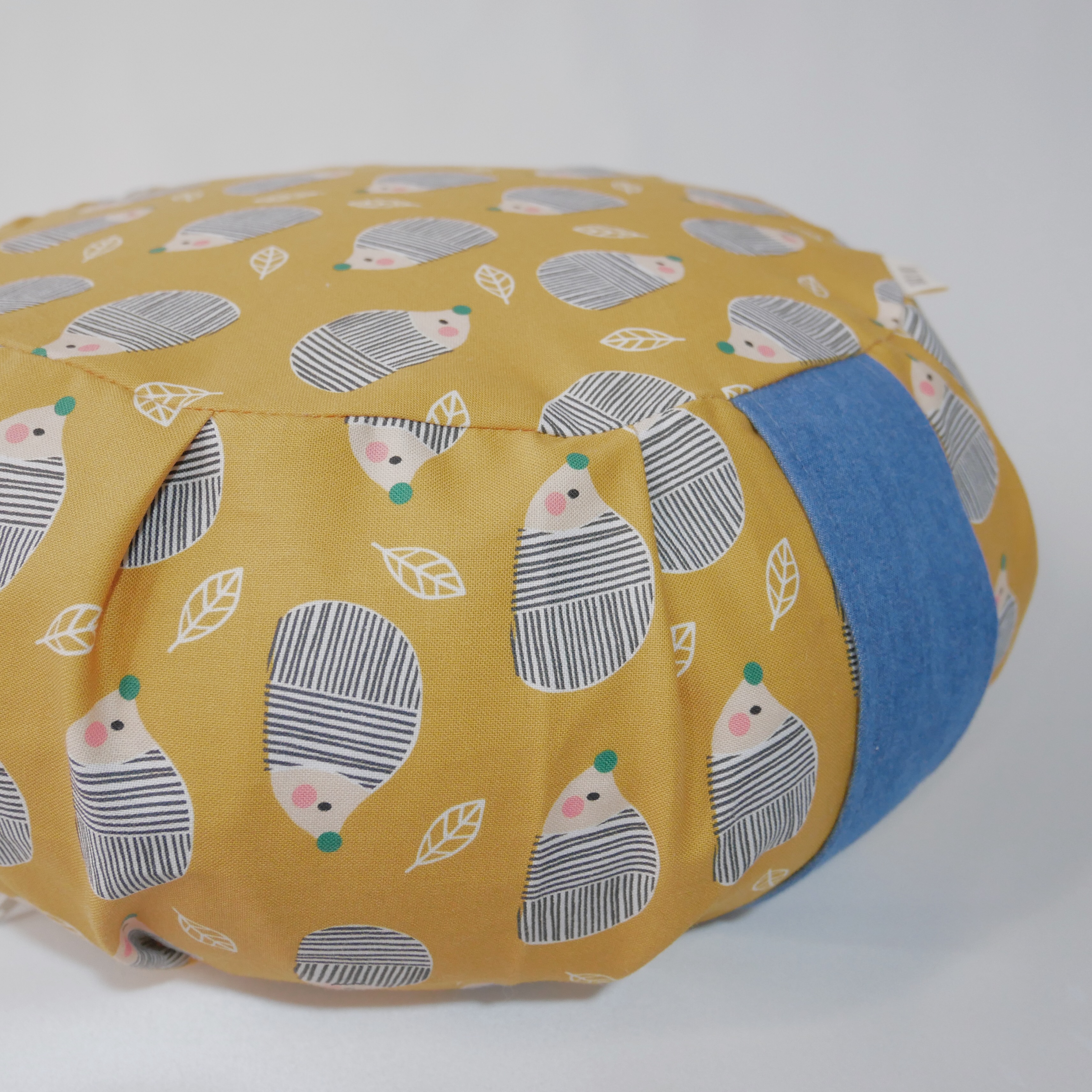 Mini zafu coussin de méditation enfant motifs hérisson poignée velours marine