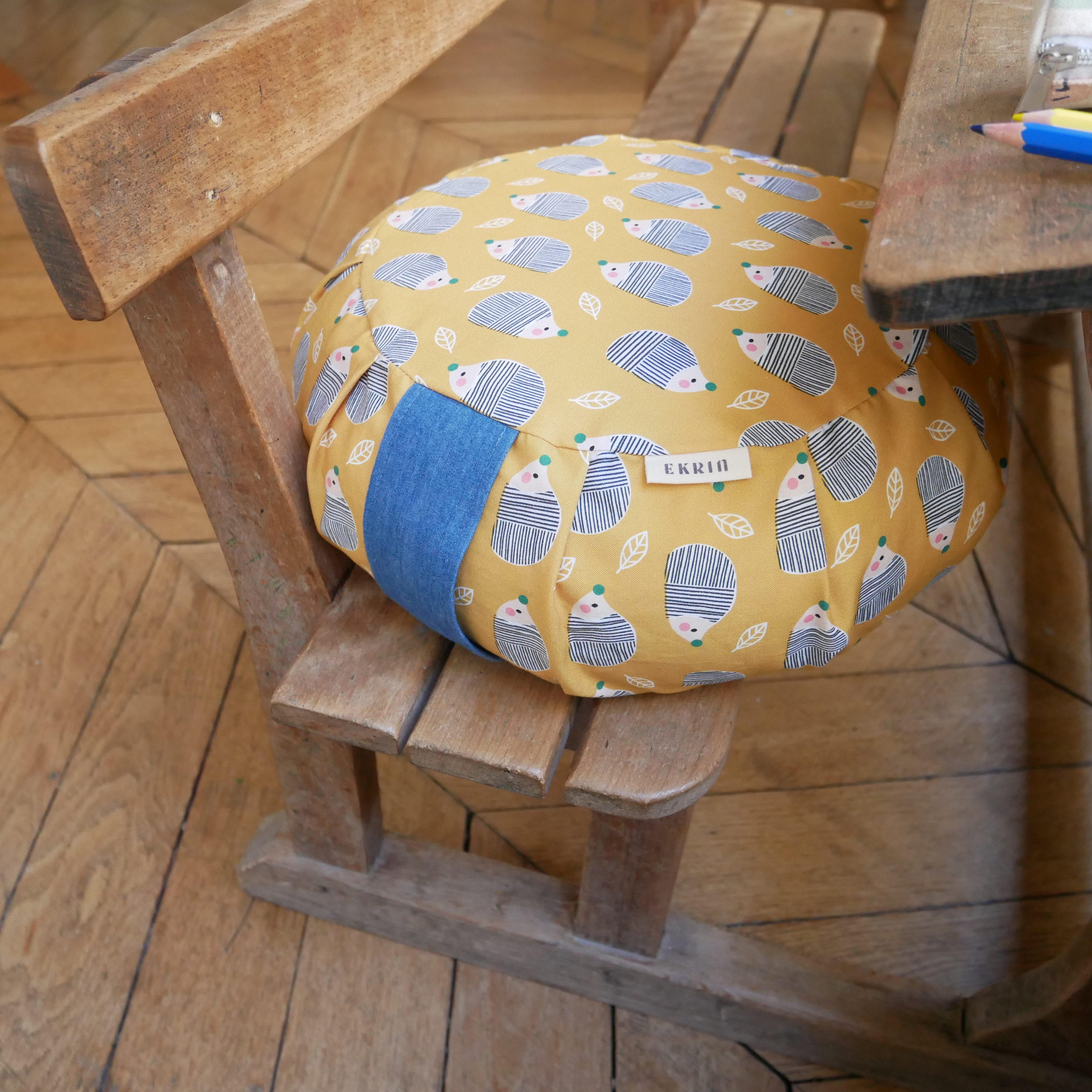 Mini zafu coussin de méditation enfant motifs hérissons poignée denim confectionné en France