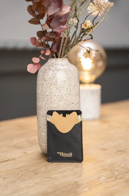 Porte carte noir avec l'effigie d'un chien espace pour cartes et billets, en matière ecoresponsable