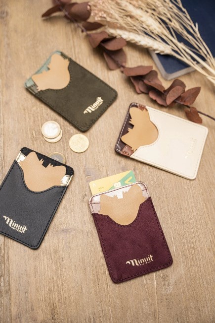Porte carte beige avec l'effigie d'un chien espace pour cartes et billets, en matière ecoresponsable