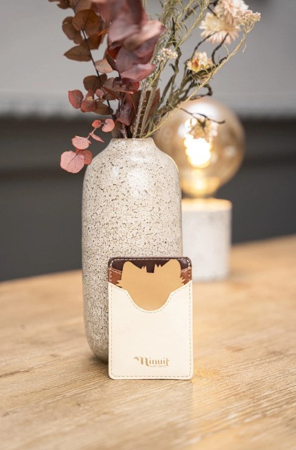 Porte carte beige avec l'effigie d'un chien espace pour cartes et billets, en matière ecoresponsable